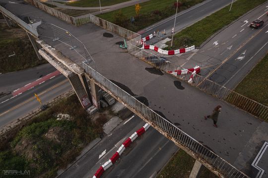 Nowe szaty kładki na Zaspie. Nawierzchnia w czerwieni i szarości