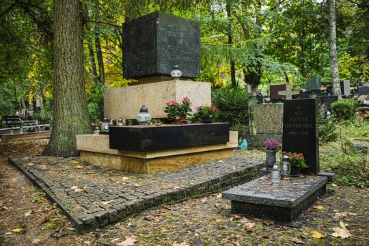 Znani, zasłużeni i niezapomniani. Odwiedzamy ich groby na gdańskich cmentarzach
