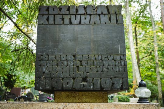 Znani, zasłużeni i niezapomniani. Odwiedzamy ich groby na gdańskich cmentarzach