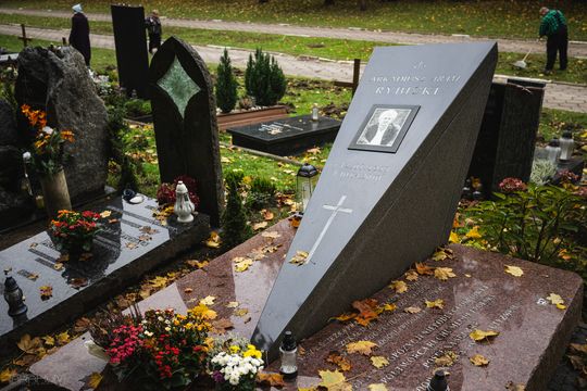 Znani, zasłużeni i niezapomniani. Odwiedzamy ich groby na gdańskich cmentarzach