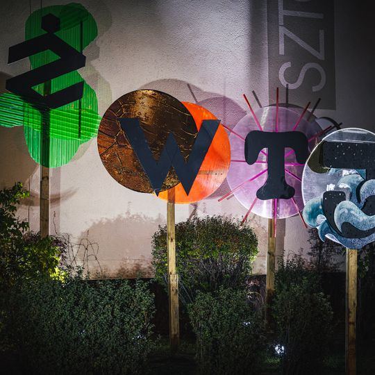 To siedemnasta edycja gdańskiego festiwalu sztuki współczesnej, która tym razem zdobiła dzielnicę Żabianka-Wejhera-Jelitkowo-Tysiąclecia.