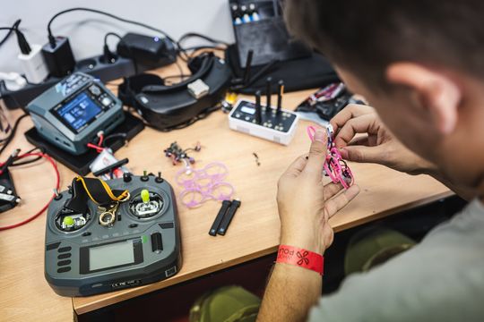 Wyścigi dronów wielkości dłoni w Gdańsku. 40 pilotów na zawodach Whoop of Poland