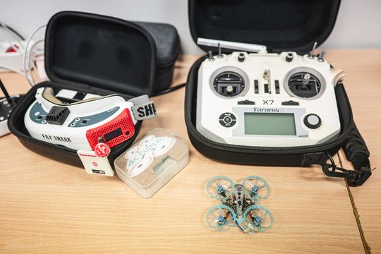 Wyścigi dronów wielkości dłoni w Gdańsku. 40 pilotów na zawodach Whoop of Poland