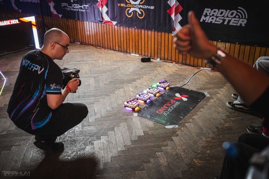 Wyścigi dronów wielkości dłoni w Gdańsku. 40 pilotów na zawodach Whoop of Poland
