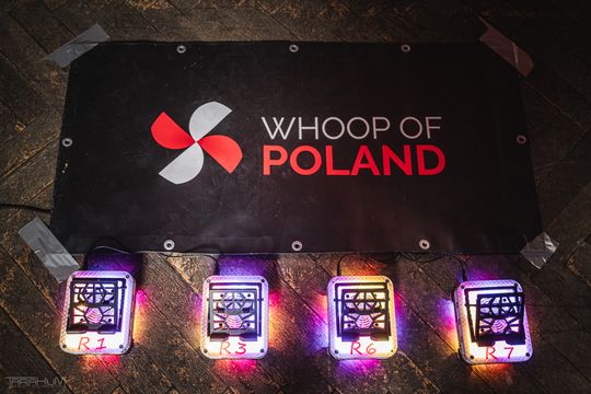Wyścigi dronów wielkości dłoni w Gdańsku. 40 pilotów na zawodach Whoop of Poland