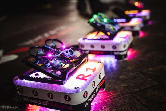 Wyścigi dronów wielkości dłoni w Gdańsku. 40 pilotów na zawodach Whoop of Poland
