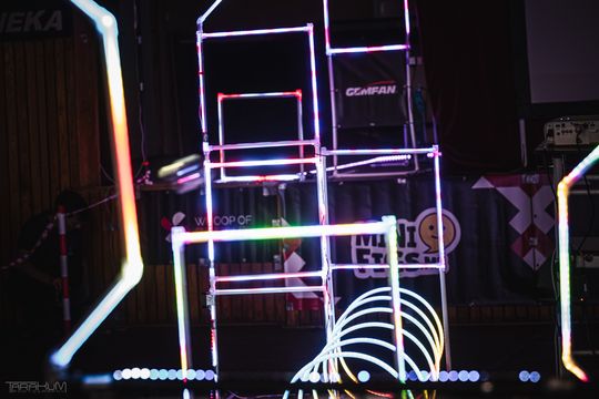 Wyścigi dronów wielkości dłoni w Gdańsku. 40 pilotów na zawodach Whoop of Poland
