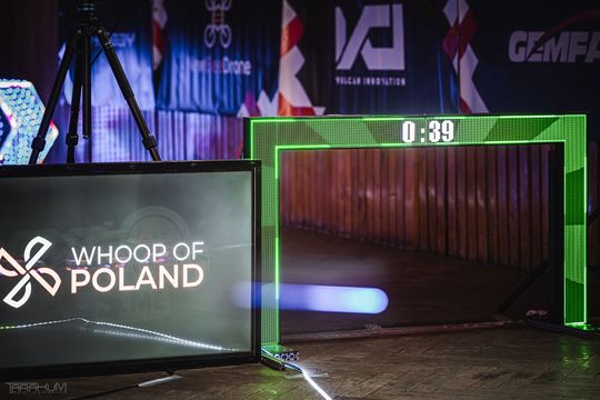 Wyścigi dronów wielkości dłoni w Gdańsku. 40 pilotów na zawodach Whoop of Poland