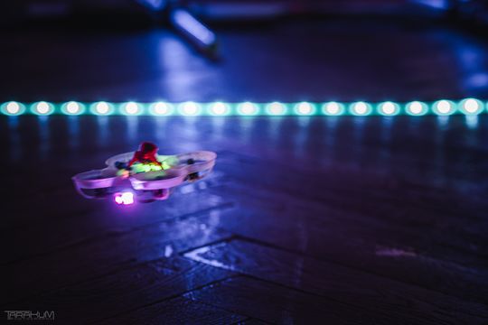 Wyścigi dronów wielkości dłoni w Gdańsku. 40 pilotów na zawodach Whoop of Poland