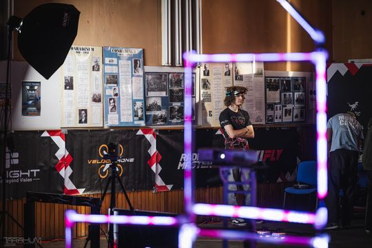 Wyścigi dronów wielkości dłoni w Gdańsku. 40 pilotów na zawodach Whoop of Poland