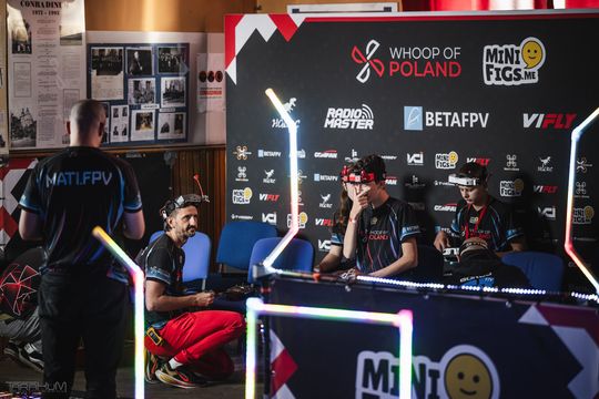 Wyścigi dronów wielkości dłoni w Gdańsku. 40 pilotów na zawodach Whoop of Poland