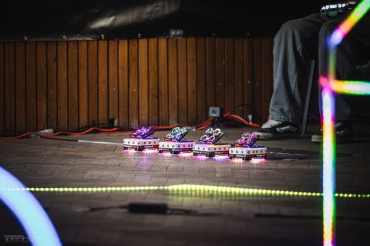 Wyścigi dronów wielkości dłoni w Gdańsku. 40 pilotów na zawodach Whoop of Poland