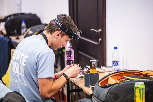 Wyścigi dronów wielkości dłoni w Gdańsku. 40 pilotów na zawodach Whoop of Poland