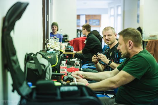 Wyścigi dronów wielkości dłoni w Gdańsku. 40 pilotów na zawodach Whoop of Poland