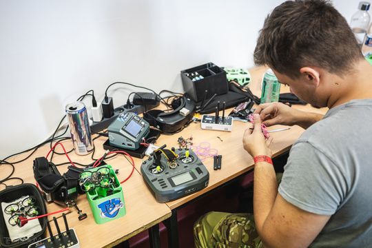 Wyścigi dronów wielkości dłoni w Gdańsku. 40 pilotów na zawodach Whoop of Poland