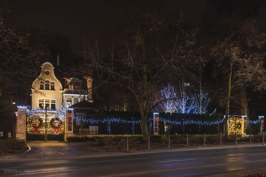 Willa Kirsch przez lata z okazji Halloween i Bożego Narodzenia