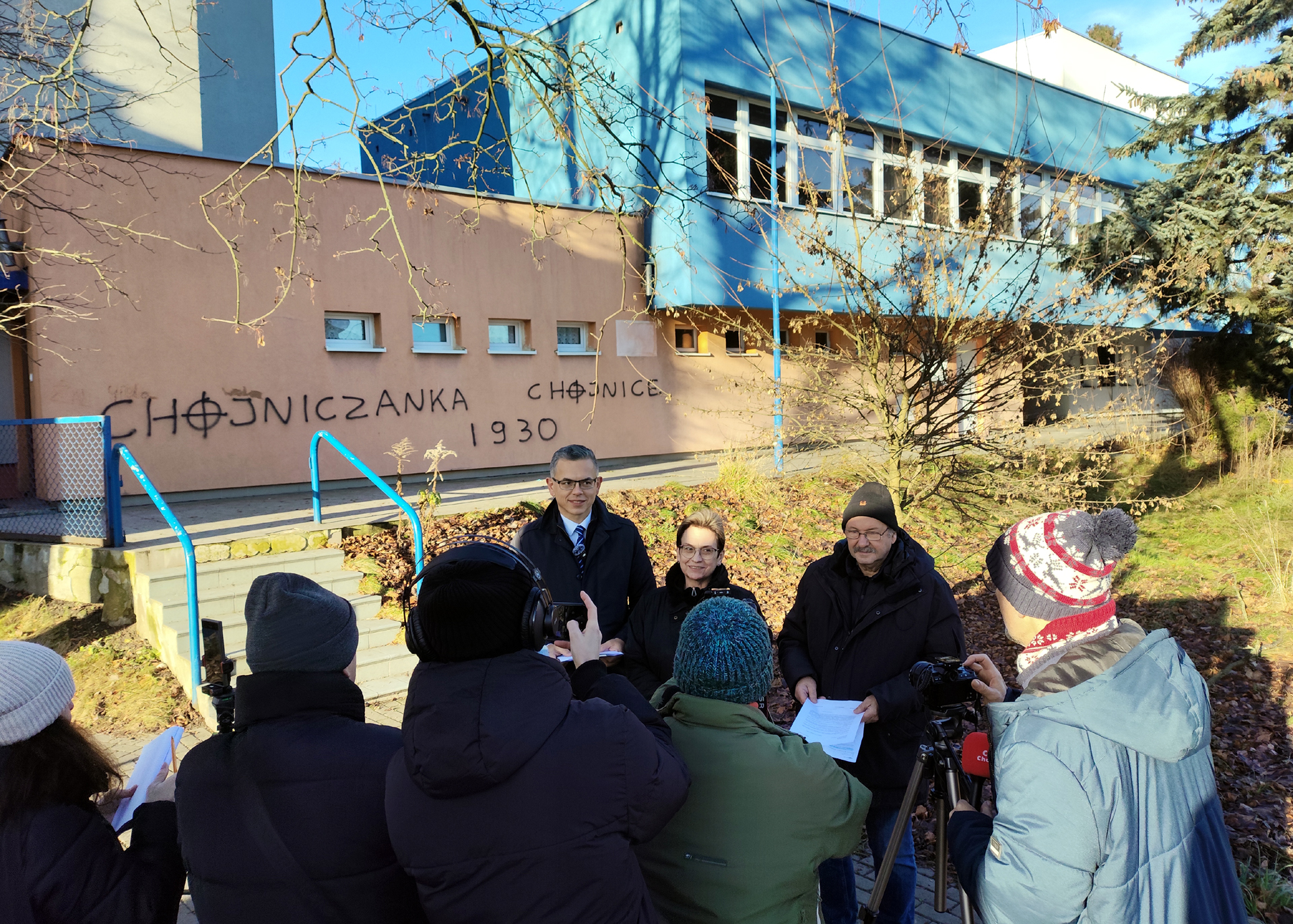 konferencja radnych opozycji przed budynkiem po banku, Chojnice 2024