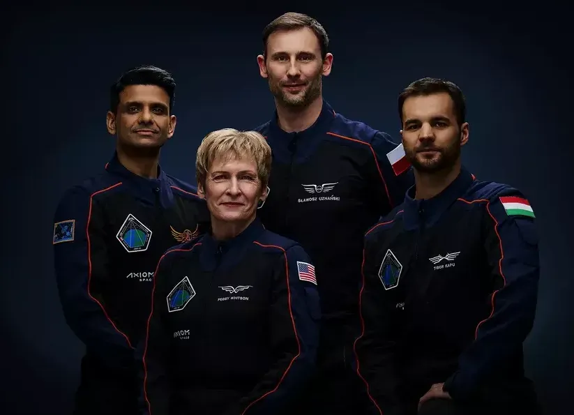 załoga misji kosmicznej, w środku dr Sławosz Uznański-Wiśniewski