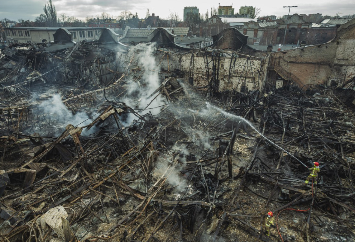 zgliszcza po pożarze hali dawnych ZNTK w Gdańsku
