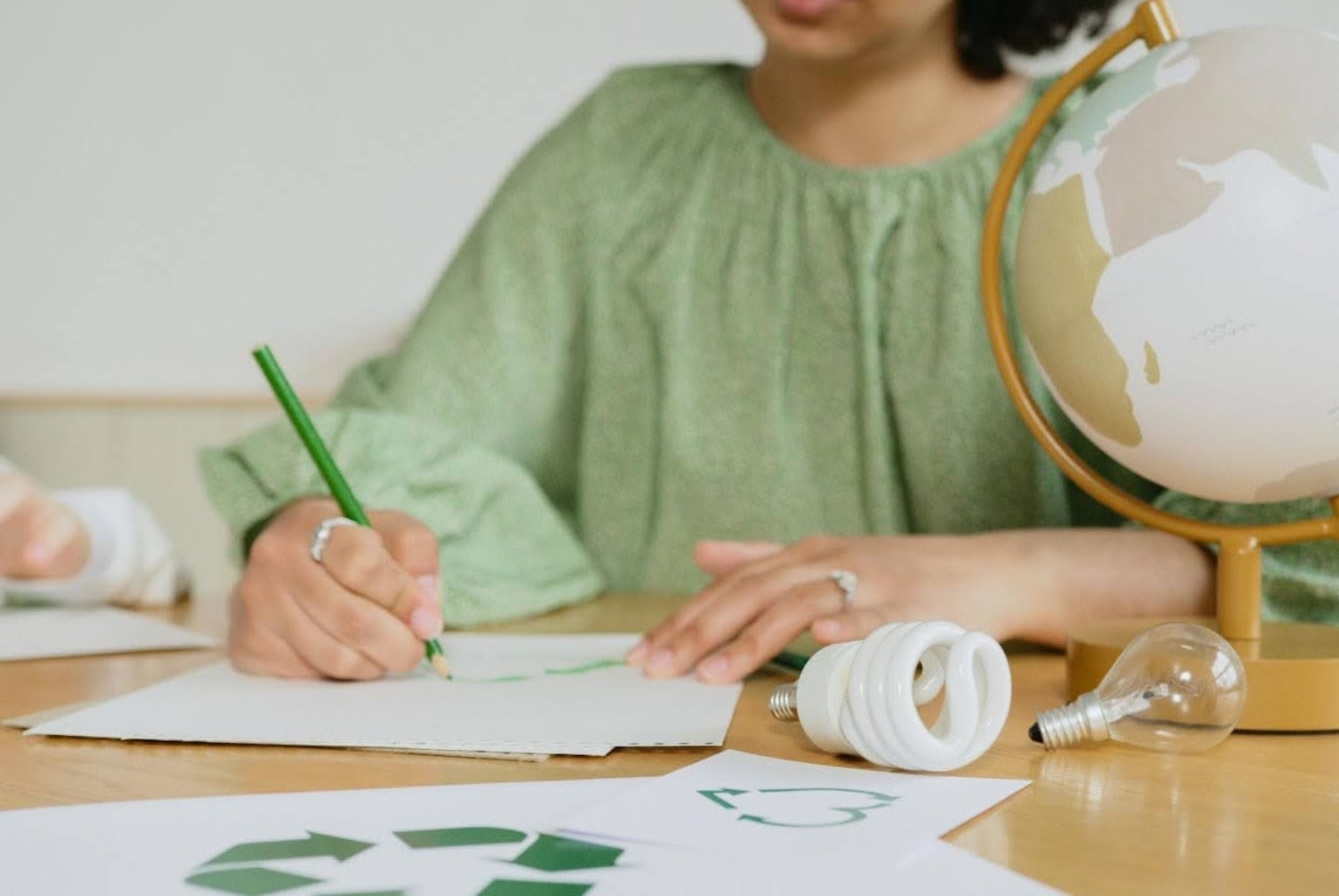 kobieta rysująca znaki dotyczące ekologii