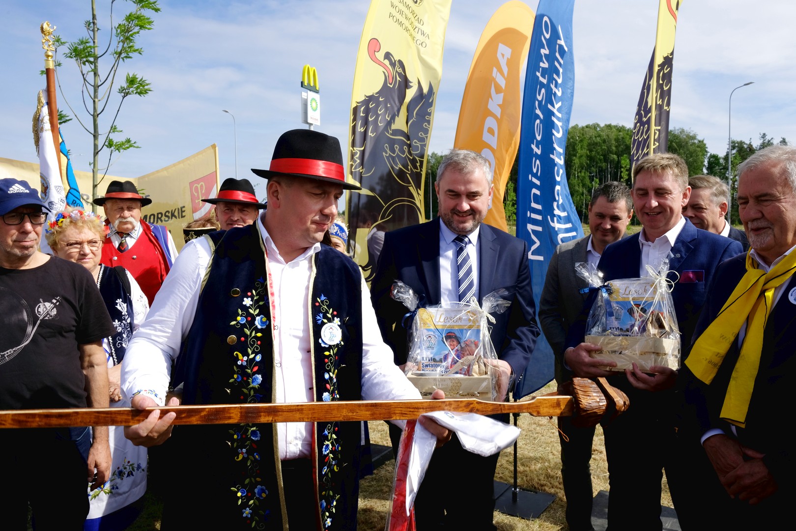 odsłonięcie pierwszej dwujęzycznej tablicy na Trasie Kaszubskiej
