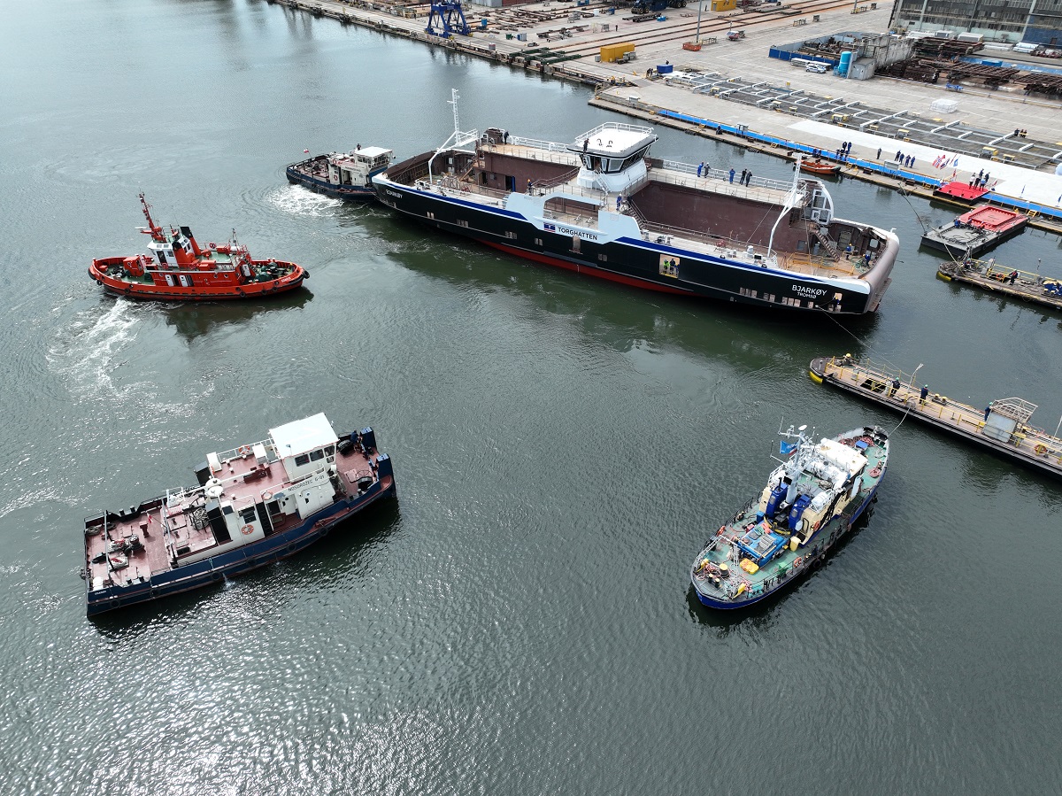 wodowanie hybrydowego promu pasażersko-samochodowego w stoczni Remontowa Shipbuildng