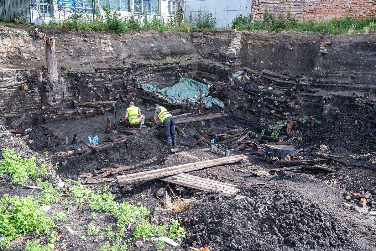 prace archeologiczne pod dawną lodziarnią „Miś”