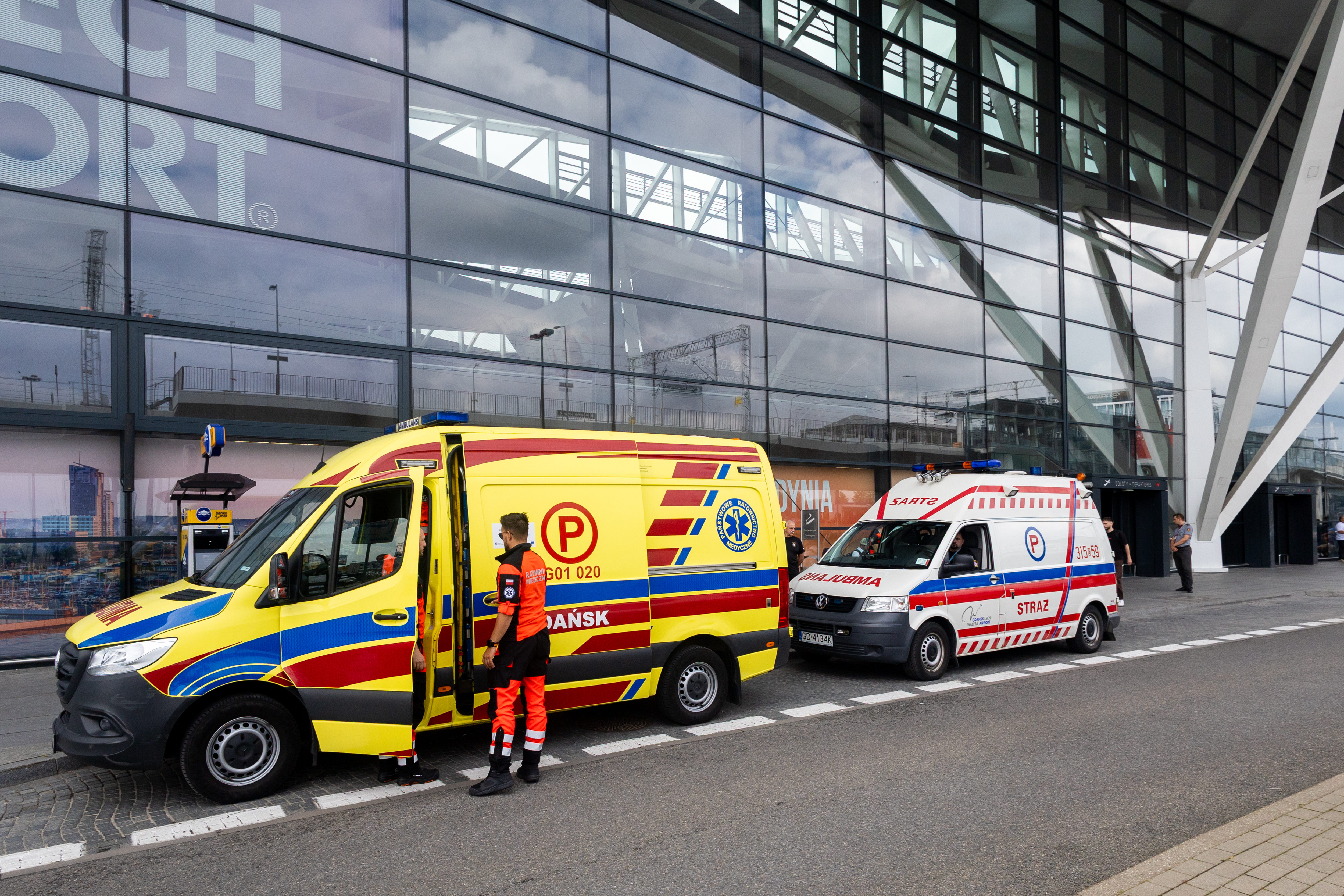 karetka na lotnisku w Gdańsku