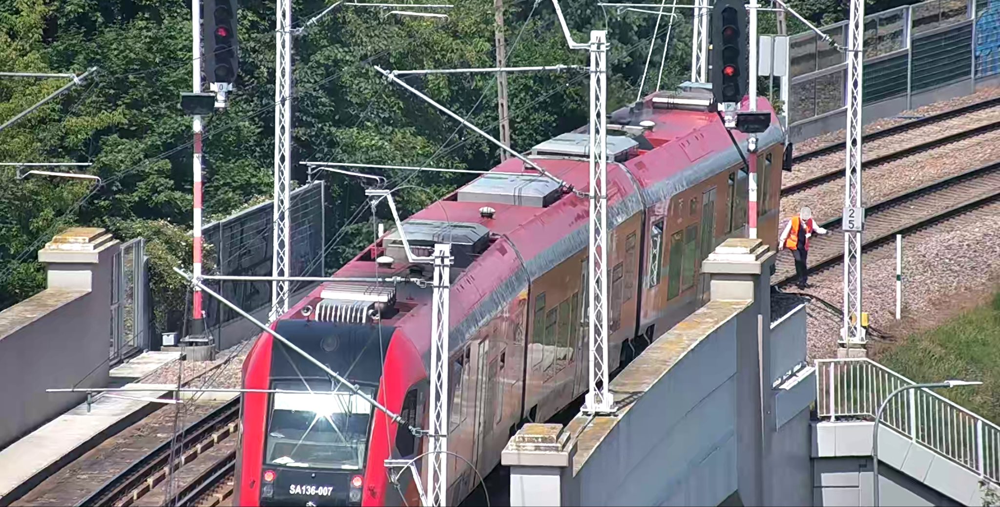 maszynista usuwający kamienie z torów PKM