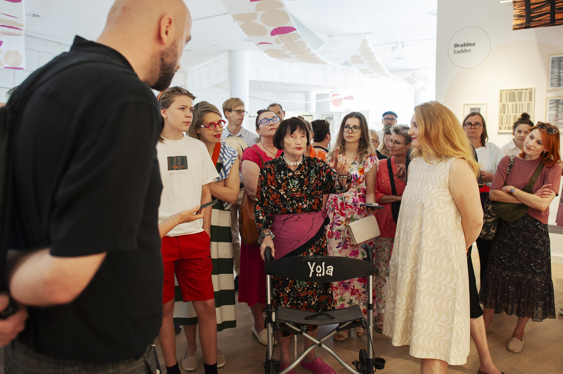 oprowadzania z artystką po wystawie Alicji Wyszogrodzkiej