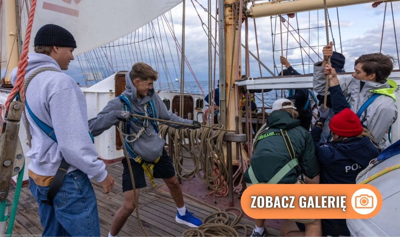 młodzi polscy żeglarze na pokładzie żaglowca „Pogoria”