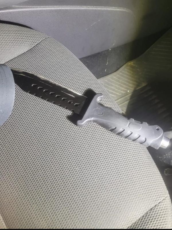 nóż zabezpieczony przez policjantów