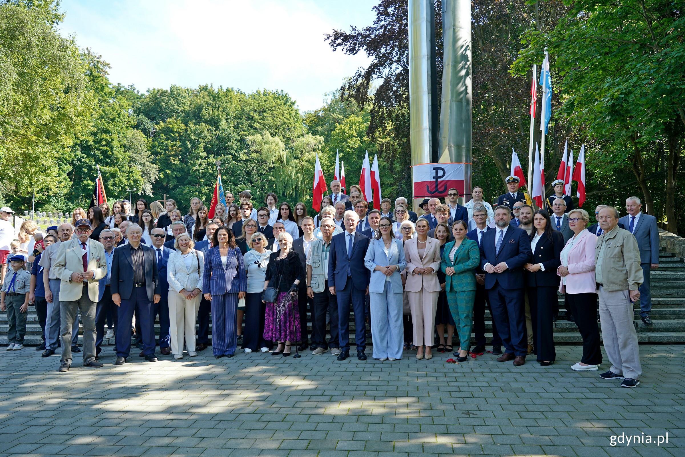wspólne zdjęcie uczestników obchodów 86. rocznicy wybuchu II wojny światowej, które odbyły się na Cmentarzu Wojennym w Gdyni