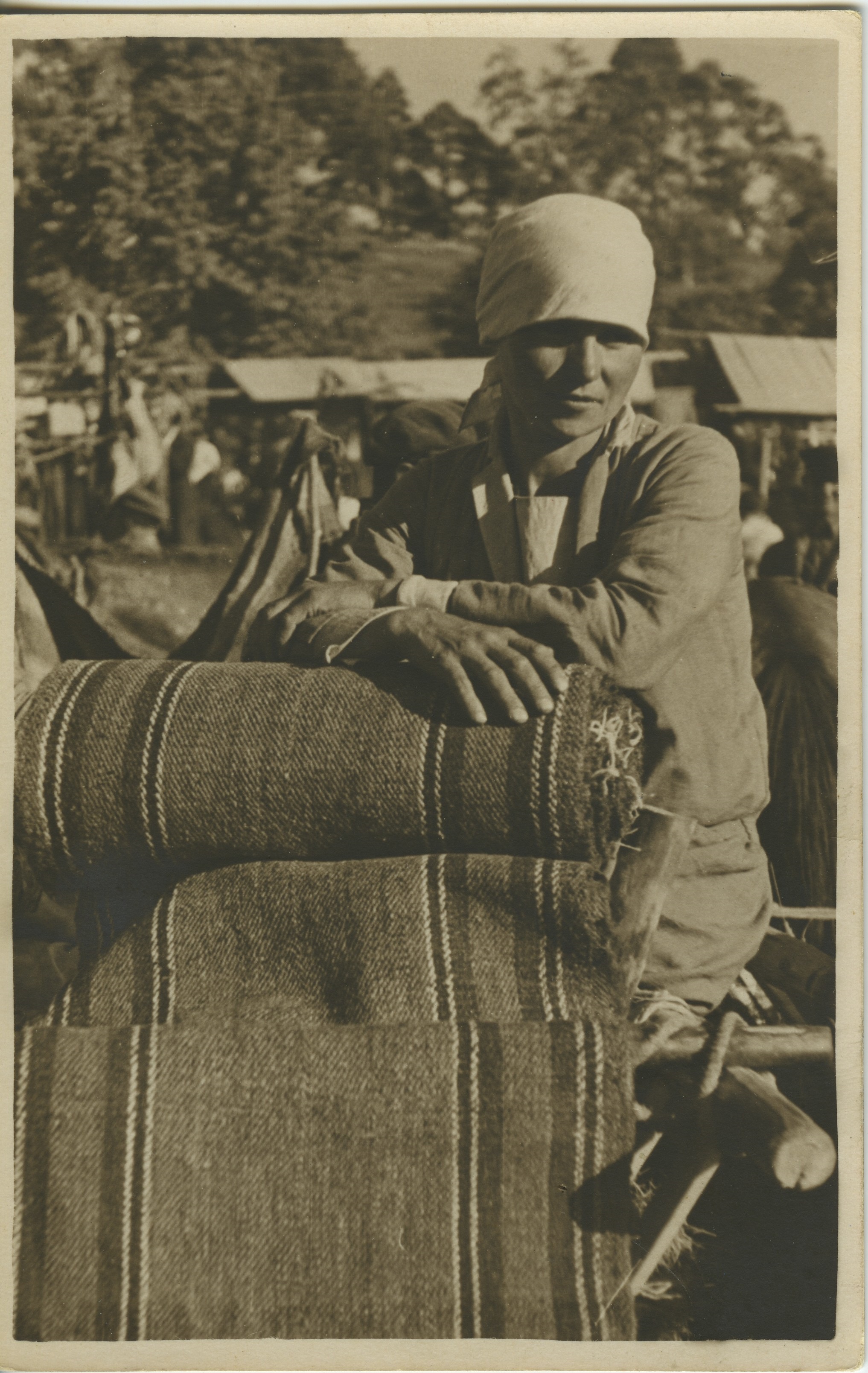 Bolesława i Edmund Zdanowscy, „Kiermasz na św. Piotra, kobieta sprzedająca chodniki dywanowe”, Wilno, lata 30. XX wieku