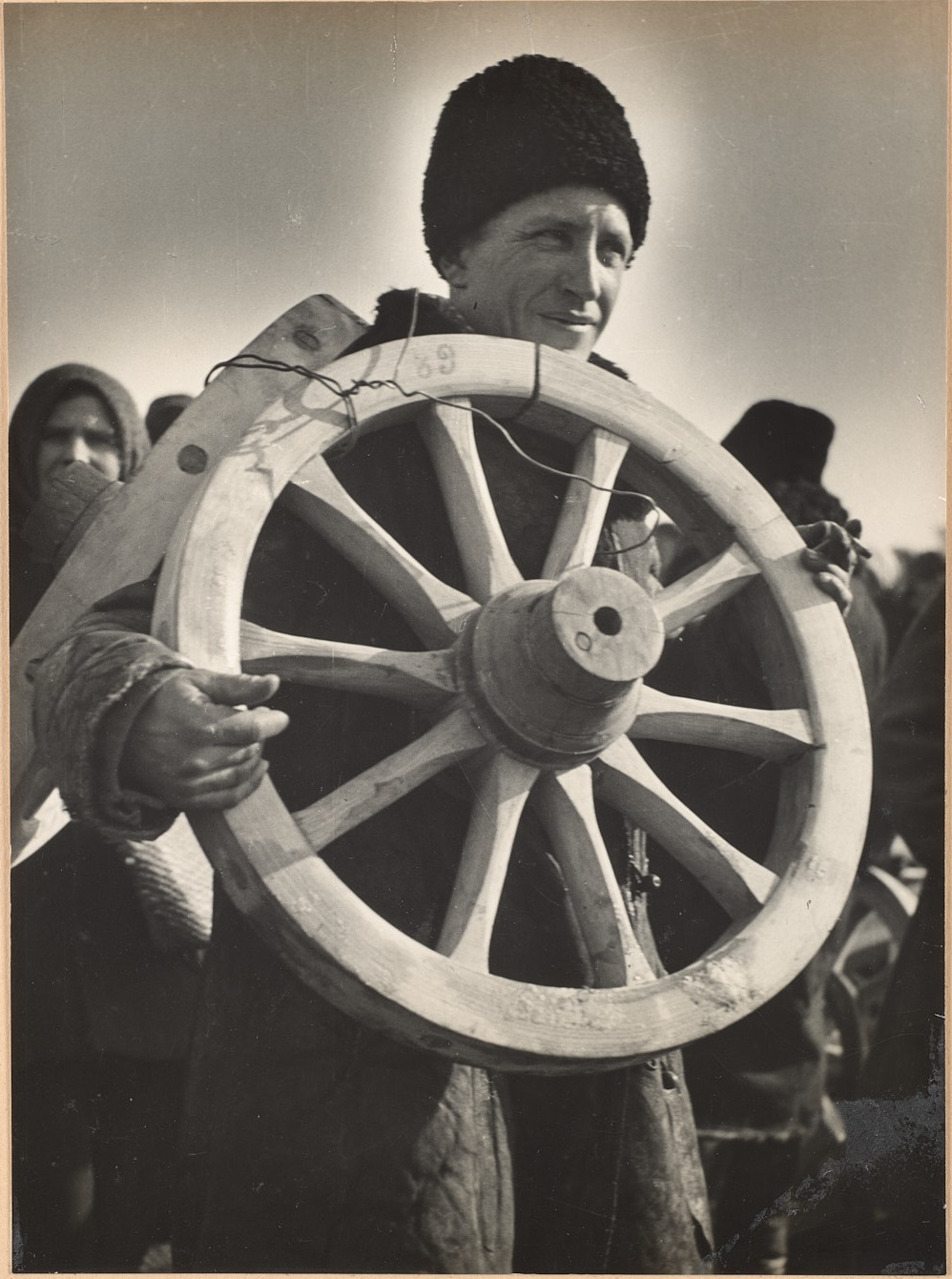 Kazimierz Lelewicz, „Mężczyzna trzymający drewniane koło, kiermasz na placu Łukiskim”, Wilno, lata 30. XX wieku