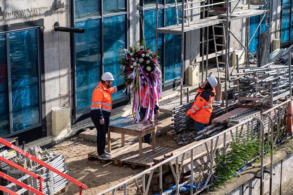 Renaissance Hotel Gdańsk by Marriott, budowa, wiecha