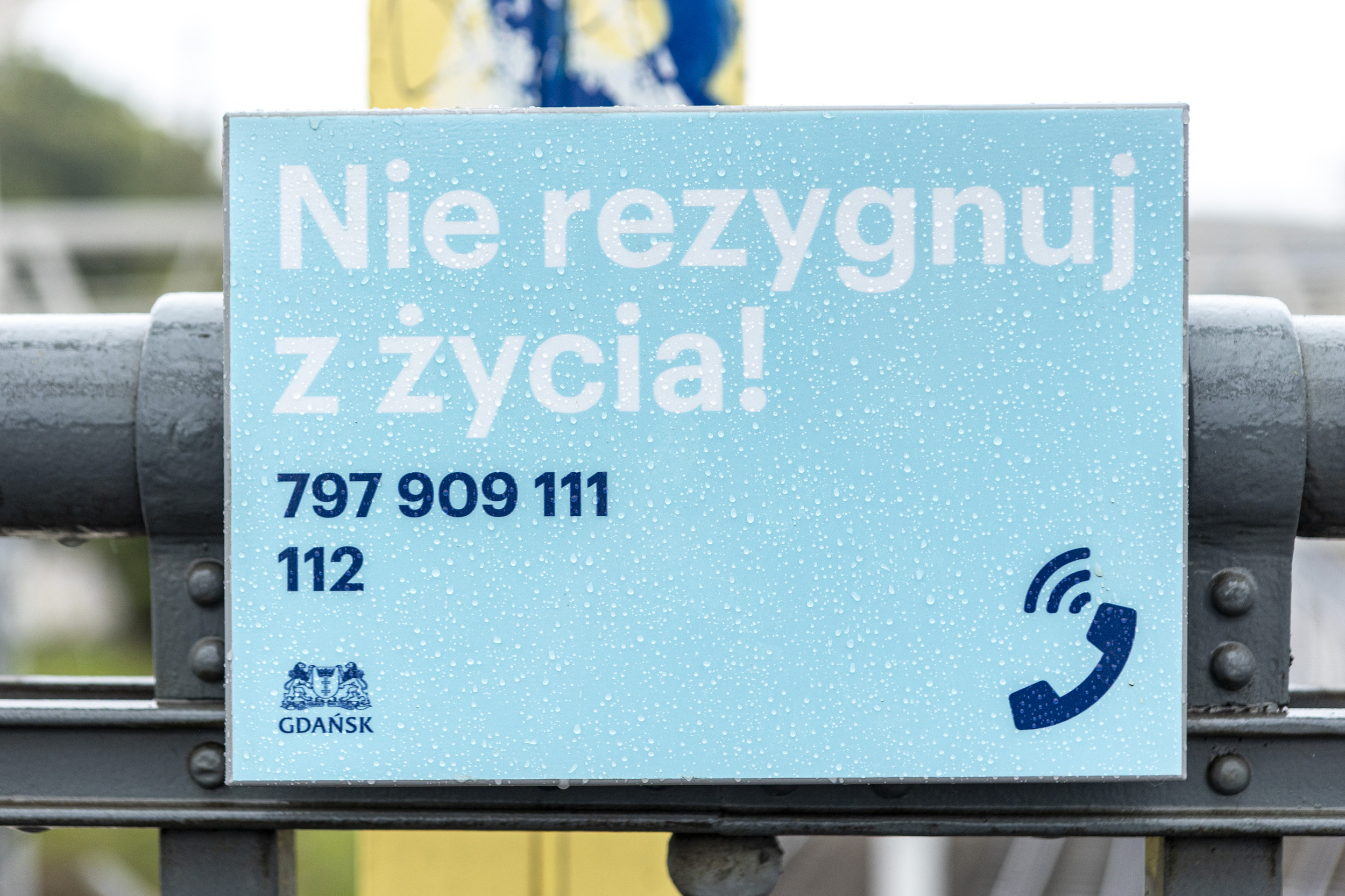 tabliczka „Nie Rezygnuj z życia” w Gdańsku