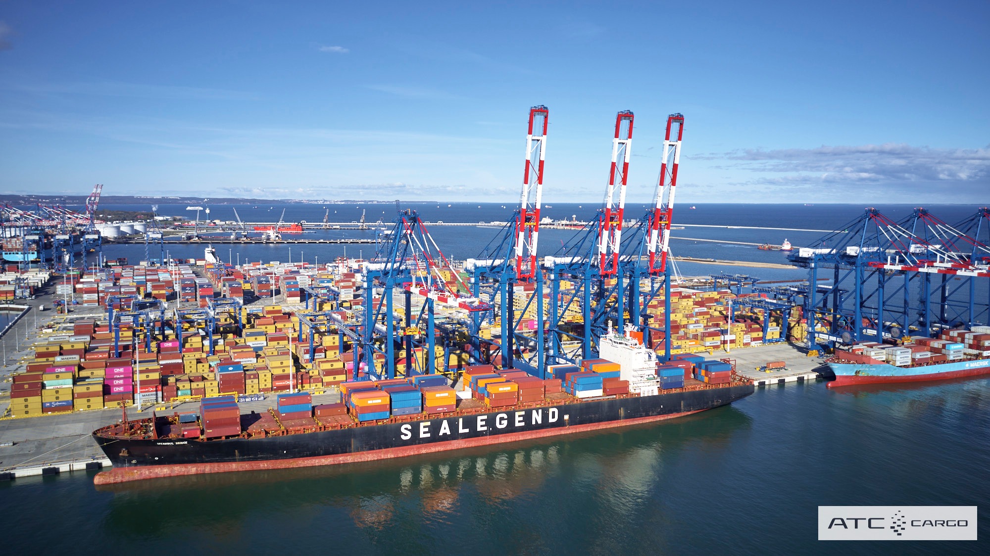 kontenerowiec Istanbul Bridge w Baltic Hub w Porcie Gdańsk