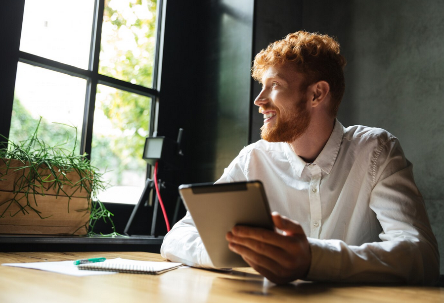 mężczyzna z tabletem, zdjęcie ilustracyjne