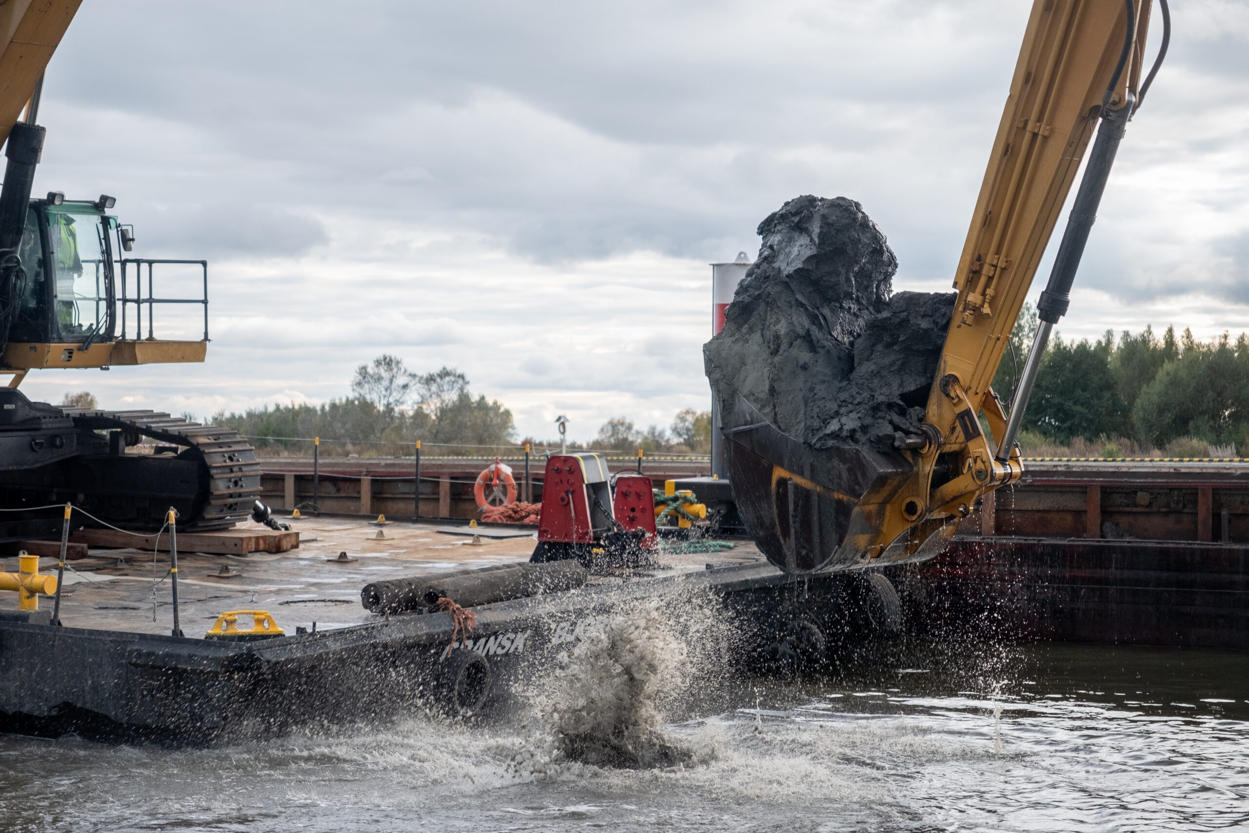 prace na torze wodnym na rzece Elbląg