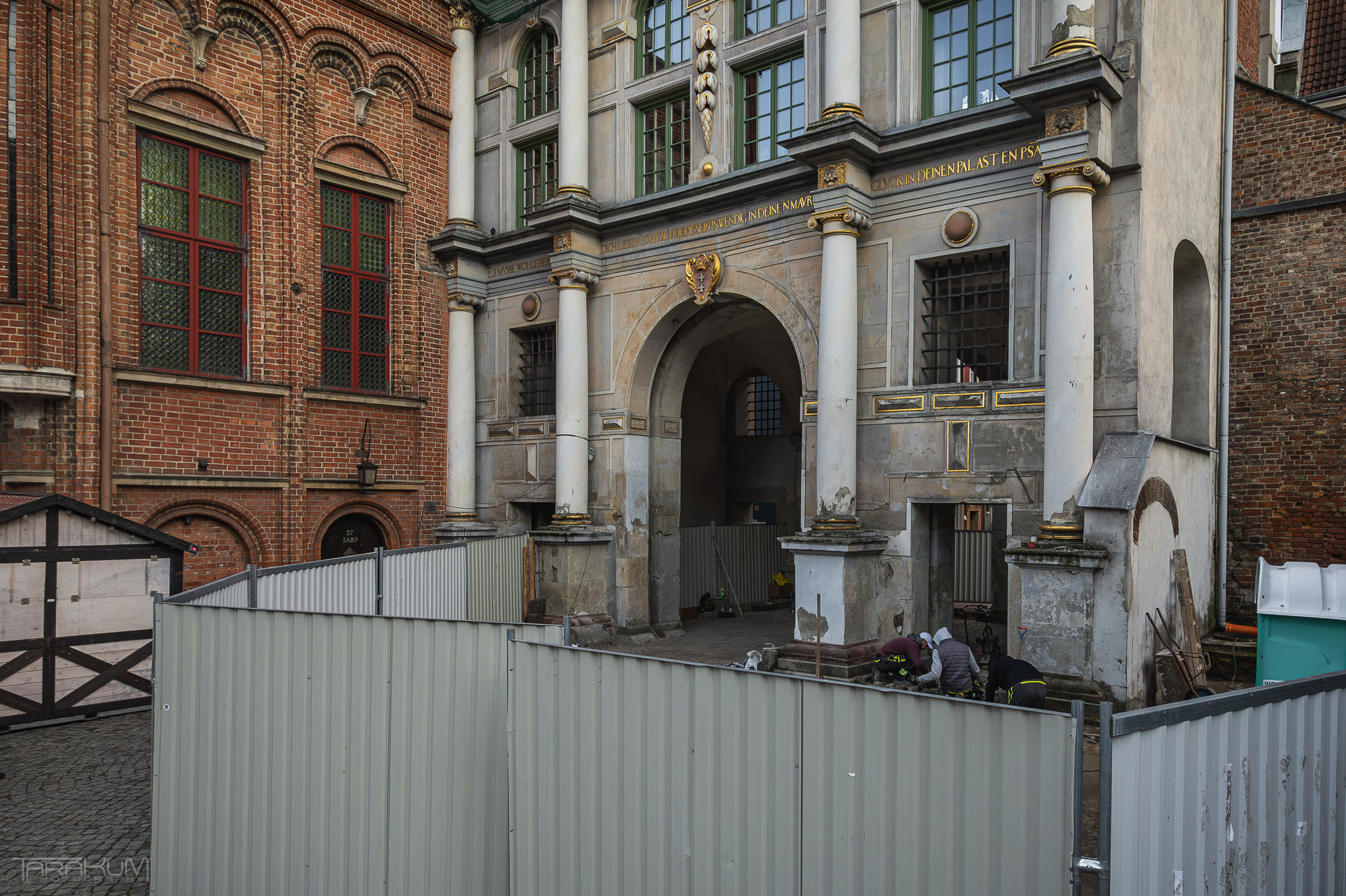 Złota Brama w Gdańsku otoczona płotem