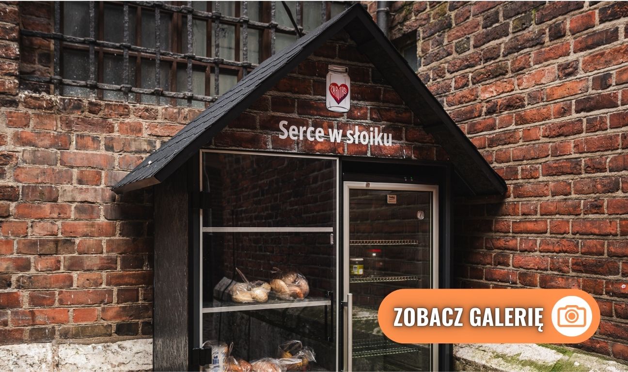 nowa lodówka społeczna przy bazylice Mariackiej w Gdańsku