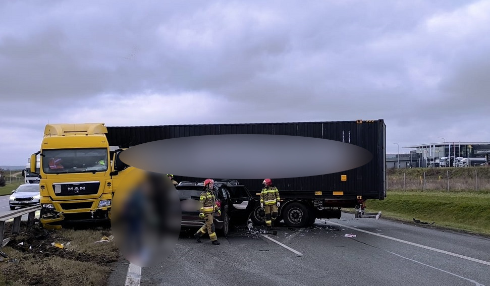 zderzenie ciężarówki i osobówki na autostradzie A1