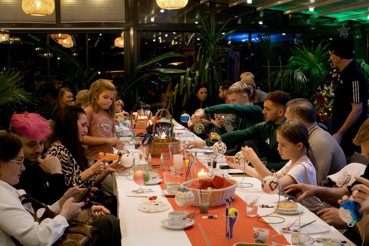 malowanie bombek dla Pomorskiego Hospicjum dla Dzieci