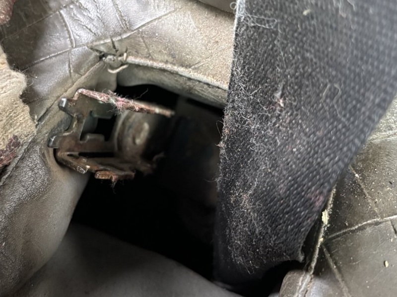 uszkodzona klamra od pasów bezpieczeństwa, Lębork