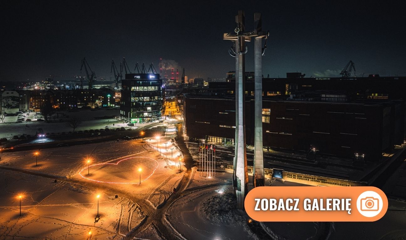 serce ze zniczy na Placu Solidarności, Gdańsk 2026