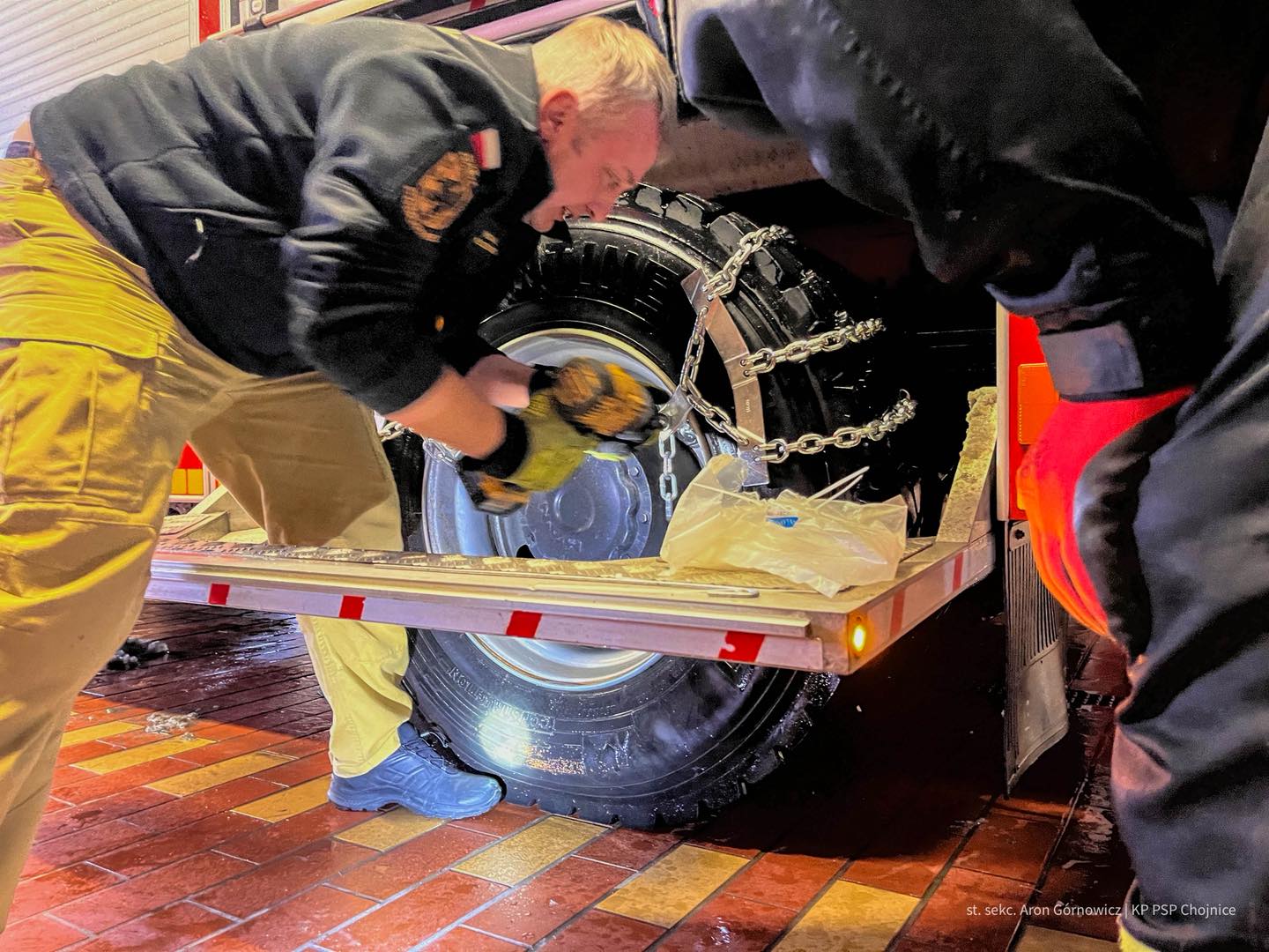 łańcuchy na kołach strażaków z Chojnic
