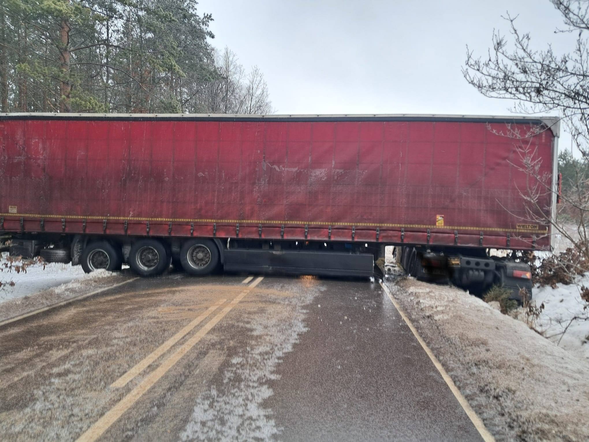 ciężarówka w poprzek drogi na trasie Rzeczenica-Breńsk