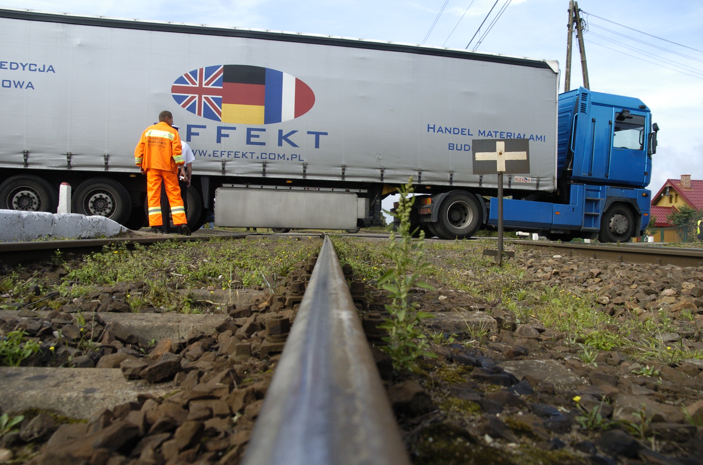 zderzenie ciężarówki i pociągu na przejeździe kolejowym w Widzinie