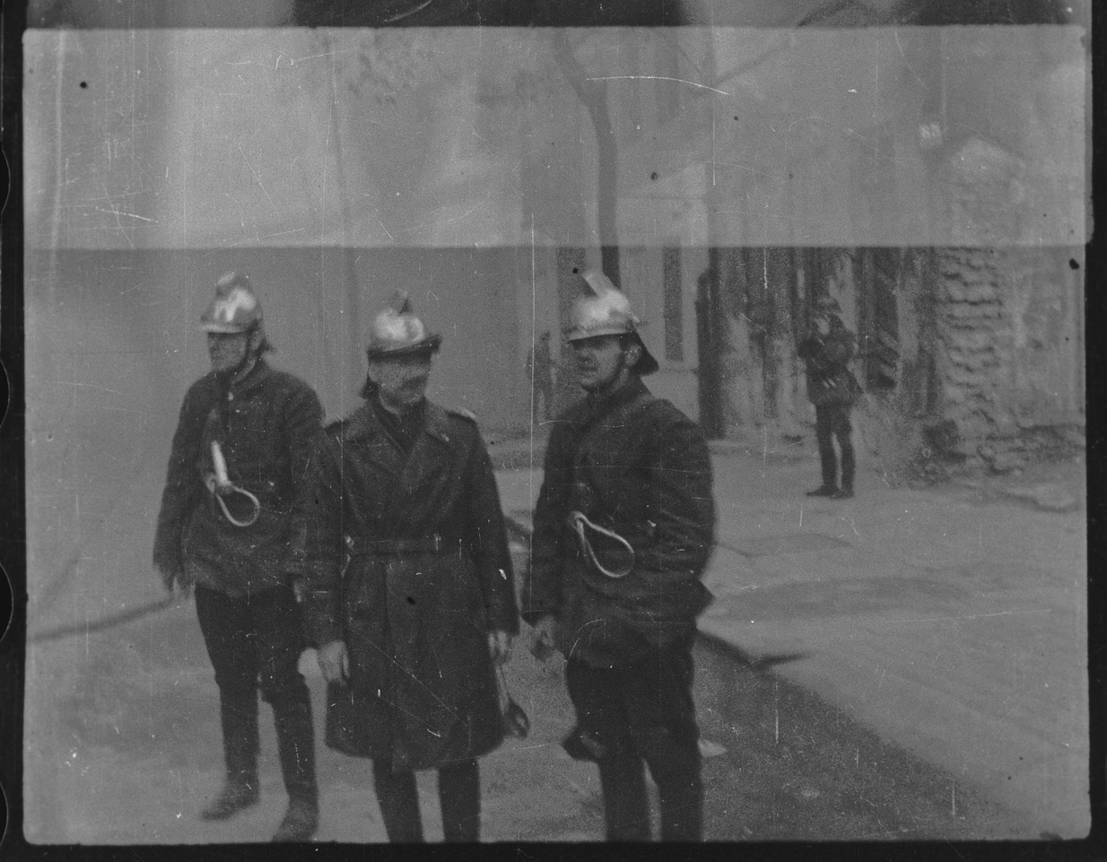 zdjęcie strażaków, kolegów Leszka Grzywaczewskiego, z tyłu widać Niemca robiącego zdjęcie